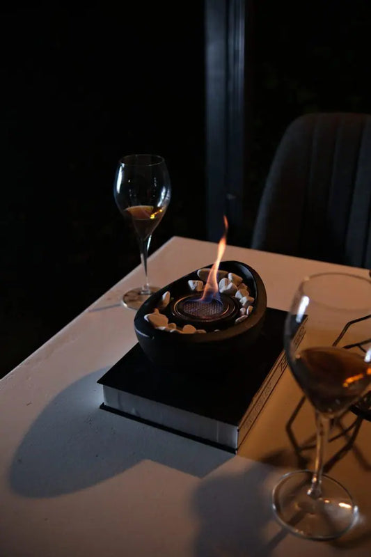 Beyaz Taşlı Modern Masaüstü Beton Şömine Siyah